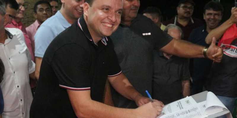 Prefeito-alan-assinando-Ordem-Monte-Sombrio.jpg